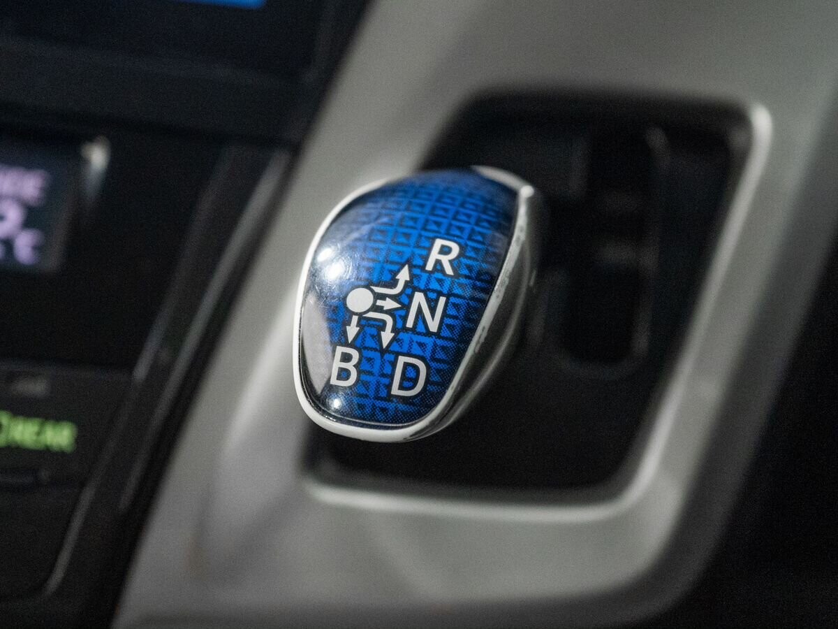 Toyota Prius Alpha 2012 - фото автомобиля