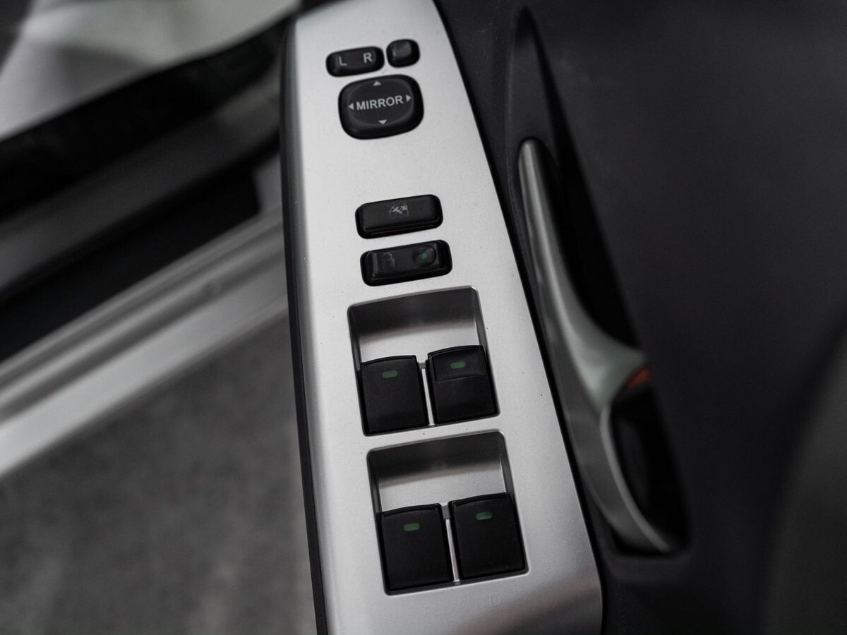 Toyota Prius Alpha 2012 - фото автомобиля