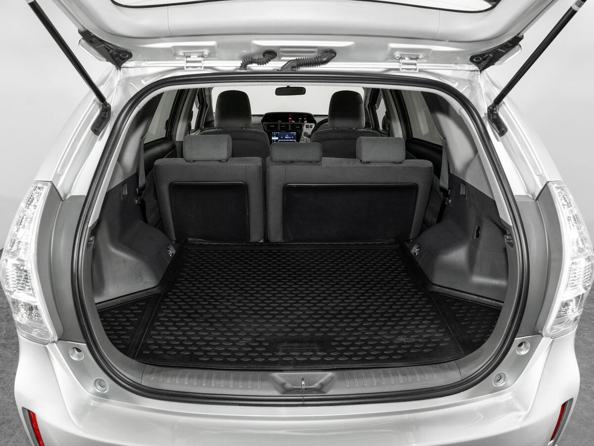 Toyota Prius Alpha 2012 - фото автомобиля