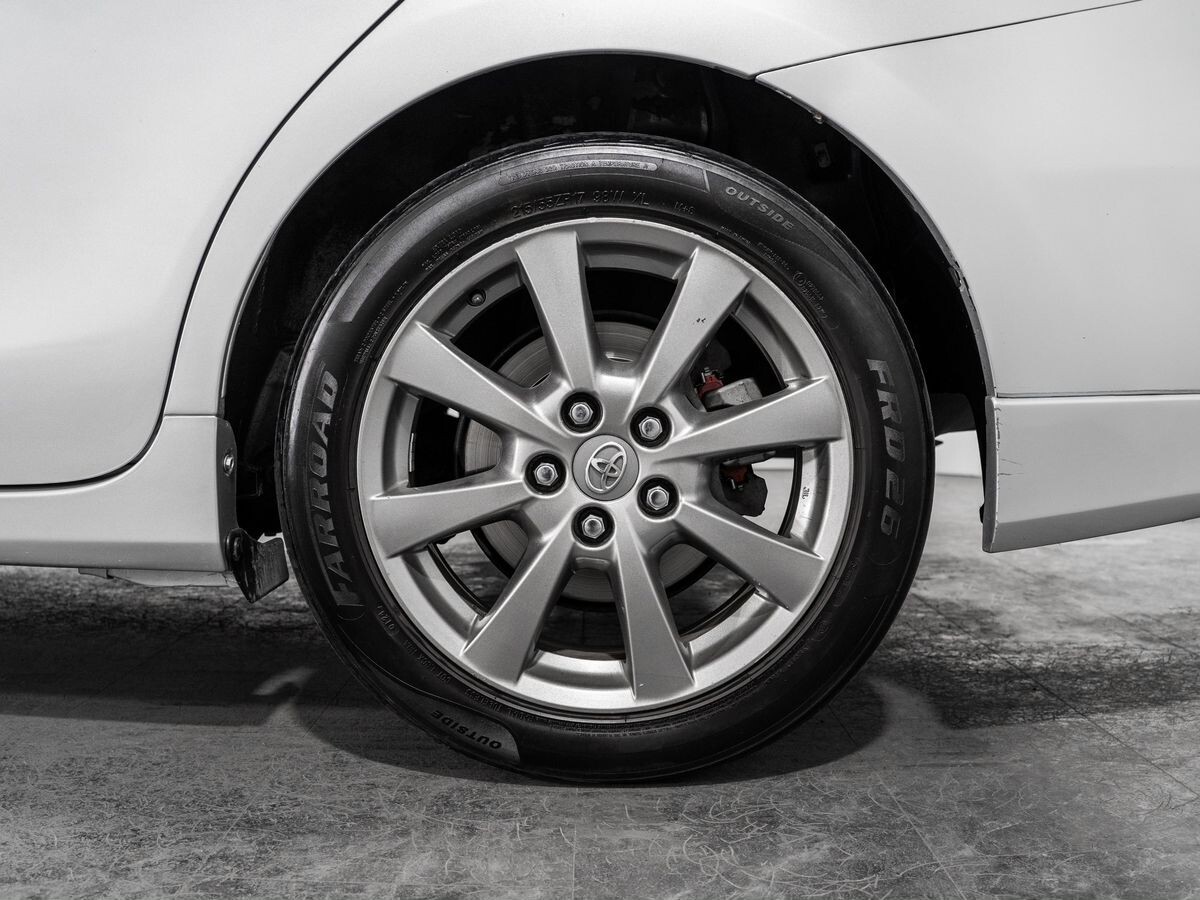 Toyota Prius Alpha 2012 - фото автомобиля