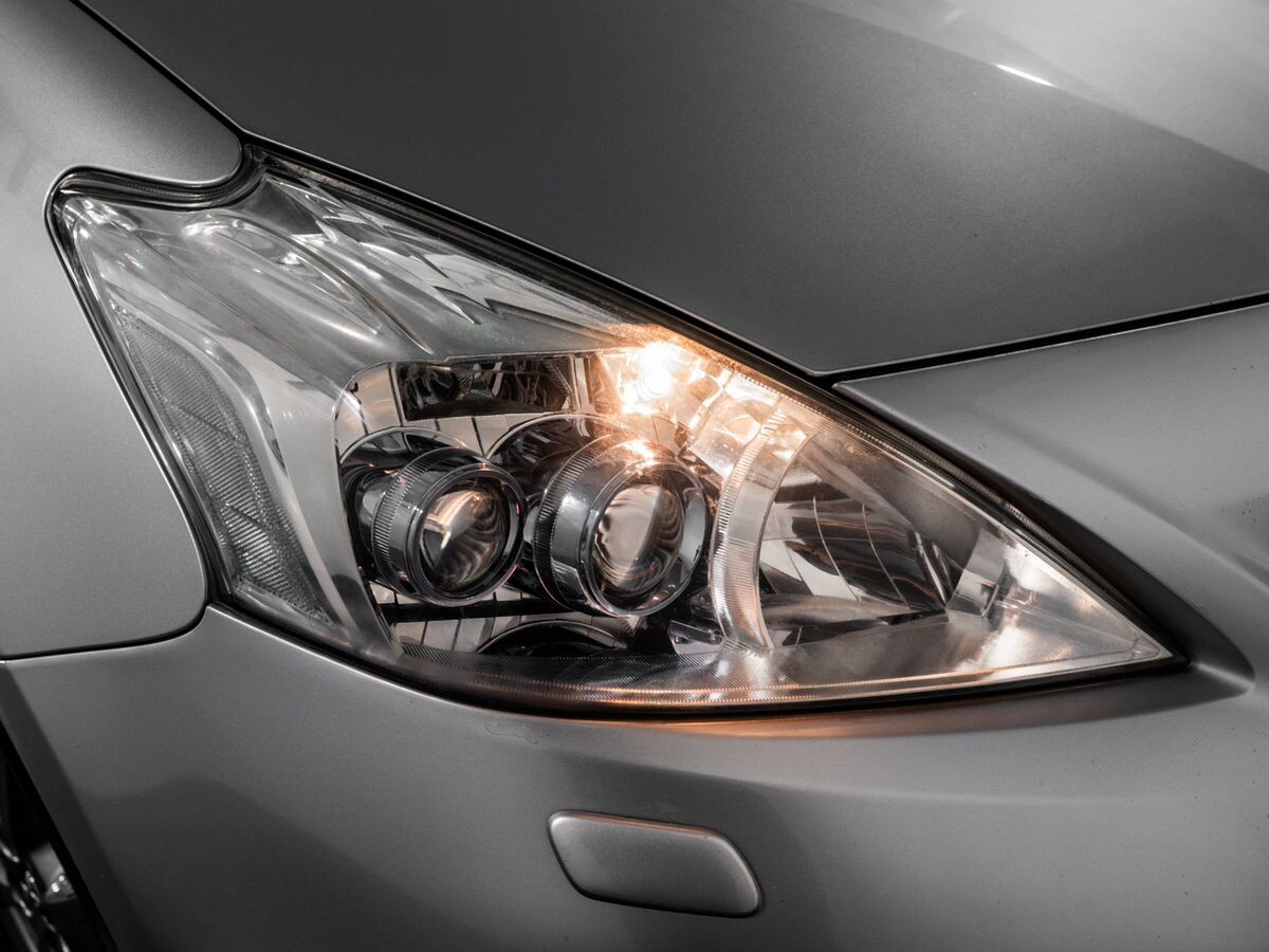Toyota Prius Alpha 2012 - фото автомобиля