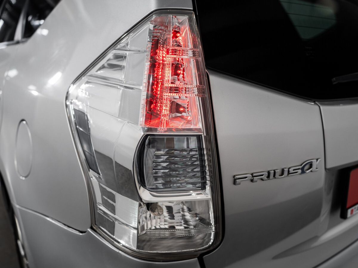 Toyota Prius Alpha 2012 - фото автомобиля