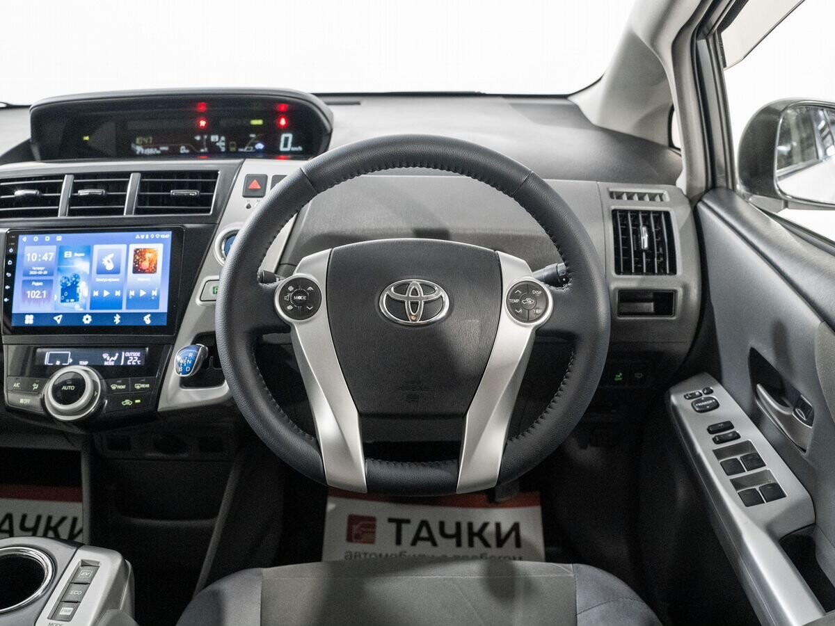 Toyota Prius Alpha 2012 - фото автомобиля