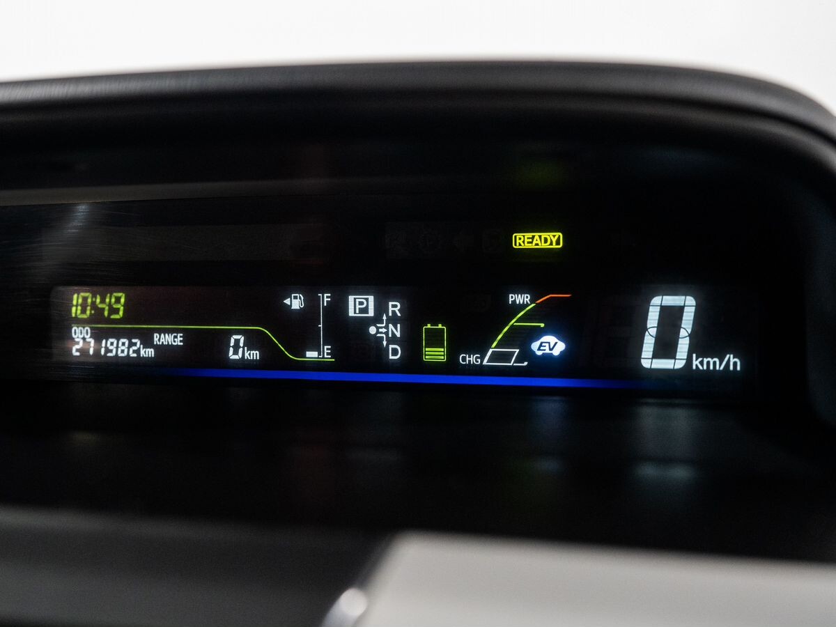 Toyota Prius Alpha 2012 - фото автомобиля
