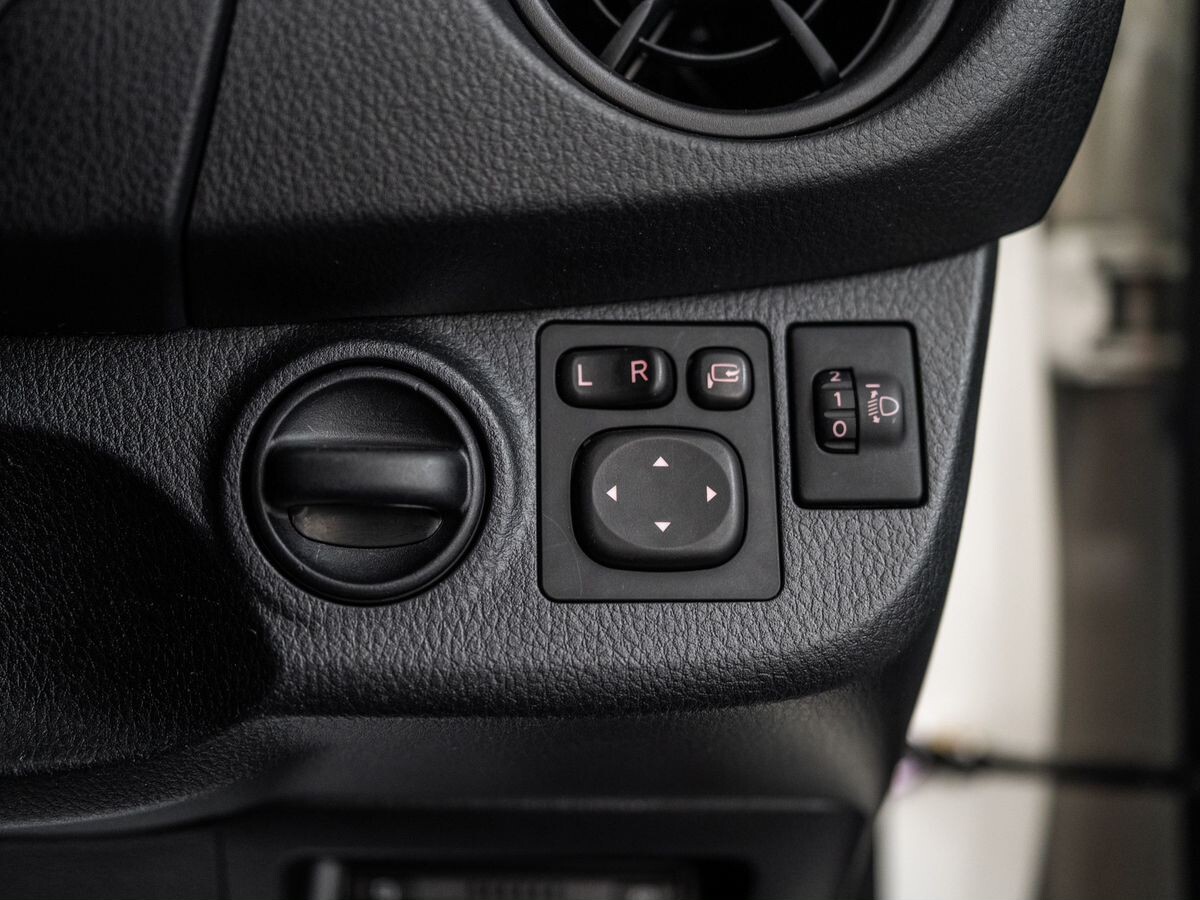 Toyota Vitz 2019 - фото автомобиля