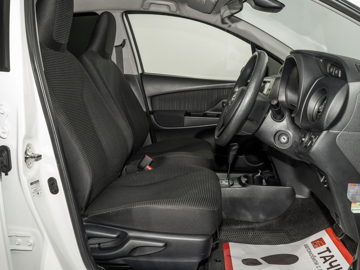 Toyota Vitz 2019 - фото автомобиля