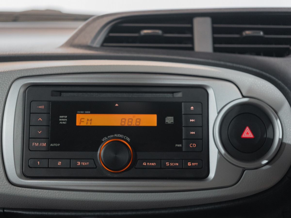 Toyota Vitz 2011 - фото автомобиля