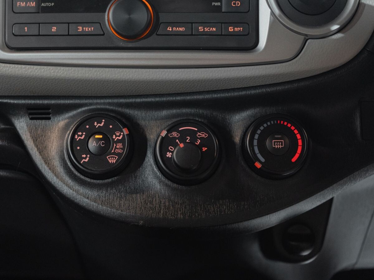 Toyota Vitz 2011 - фото автомобиля