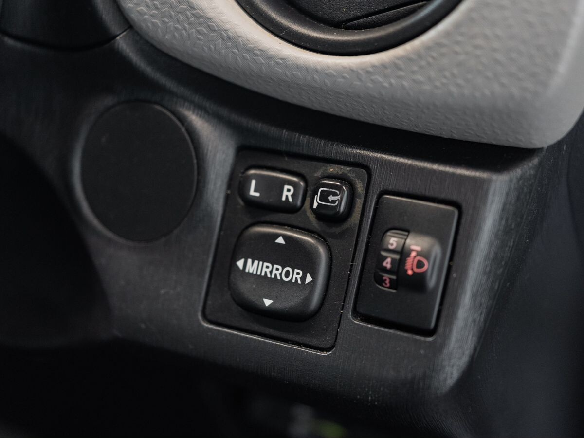 Toyota Vitz 2011 - фото автомобиля