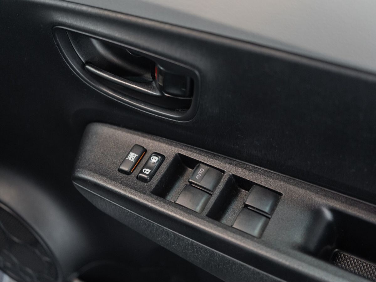 Toyota Vitz 2011 - фото автомобиля