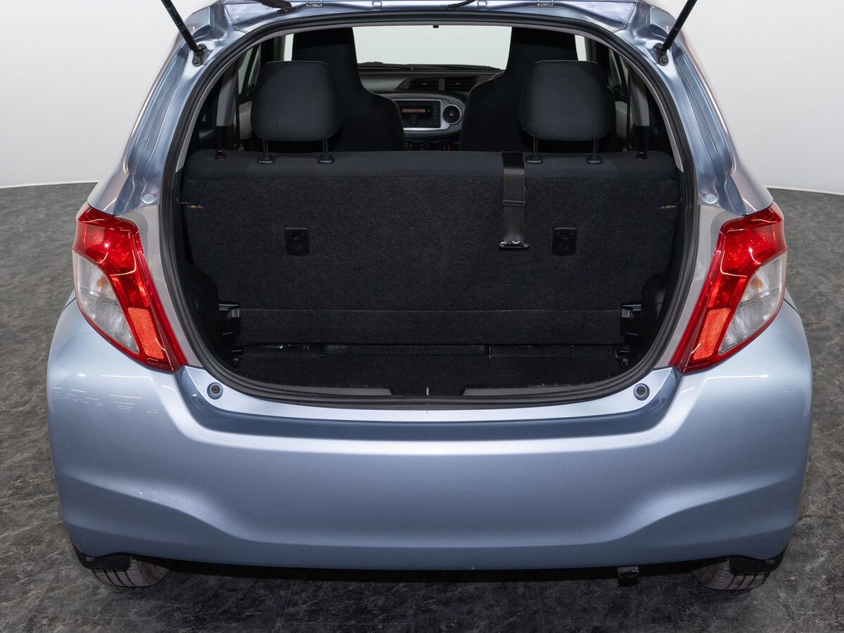 Toyota Vitz 2011 - фото автомобиля
