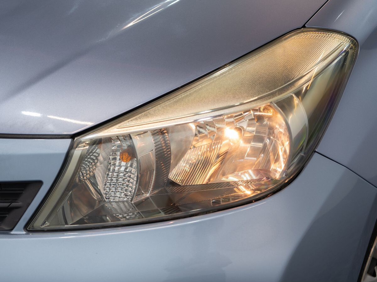 Toyota Vitz 2011 - фото автомобиля
