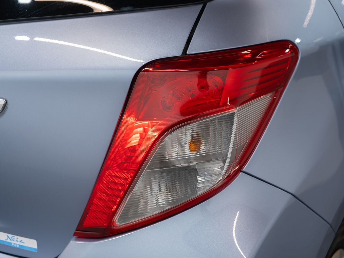 Toyota Vitz 2011 - фото автомобиля