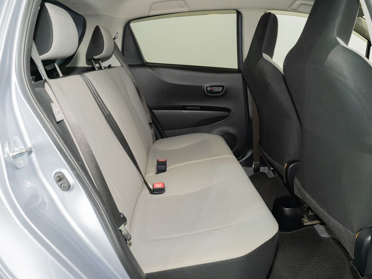 Toyota Vitz 2011 - фото автомобиля