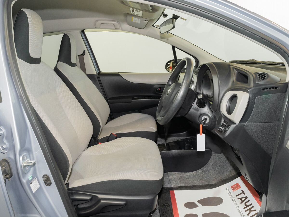 Toyota Vitz 2011 - фото автомобиля