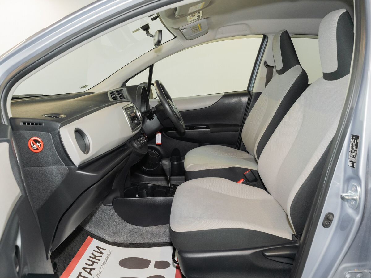 Toyota Vitz 2011 - фото автомобиля