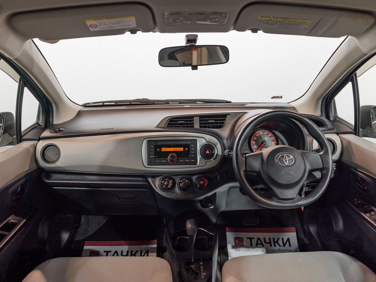 Toyota Vitz 2011 - фото автомобиля