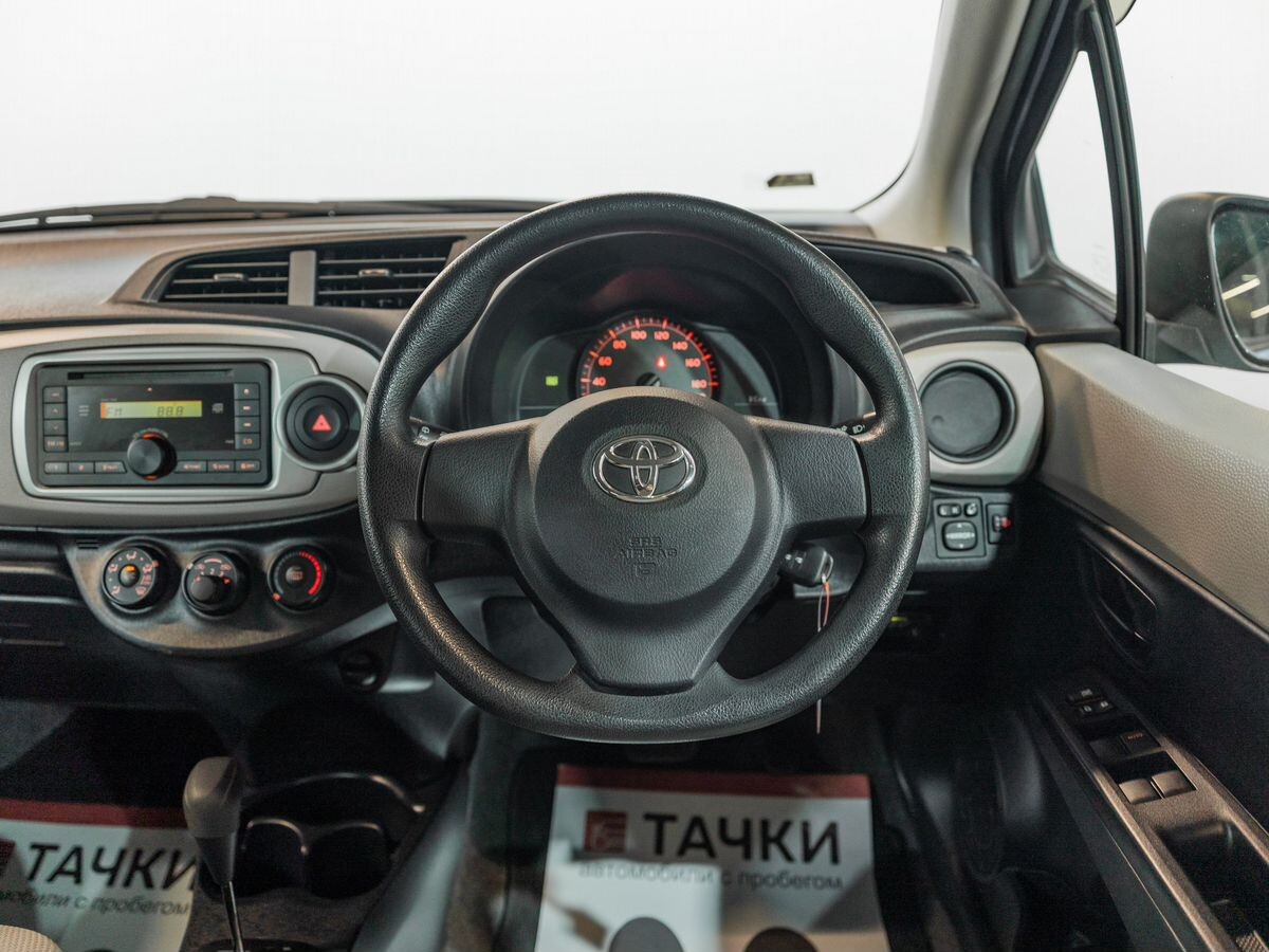 Toyota Vitz 2011 - фото автомобиля