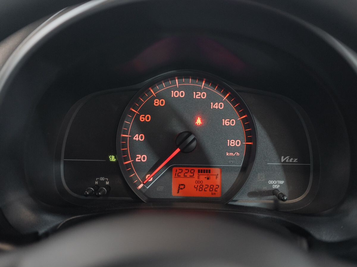 Toyota Vitz 2011 - фото автомобиля