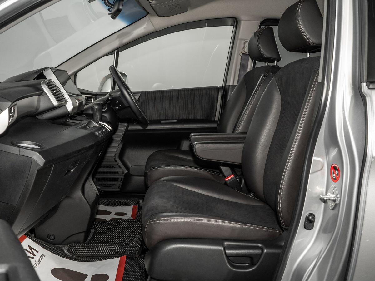 Honda Freed 2012 - фото автомобиля