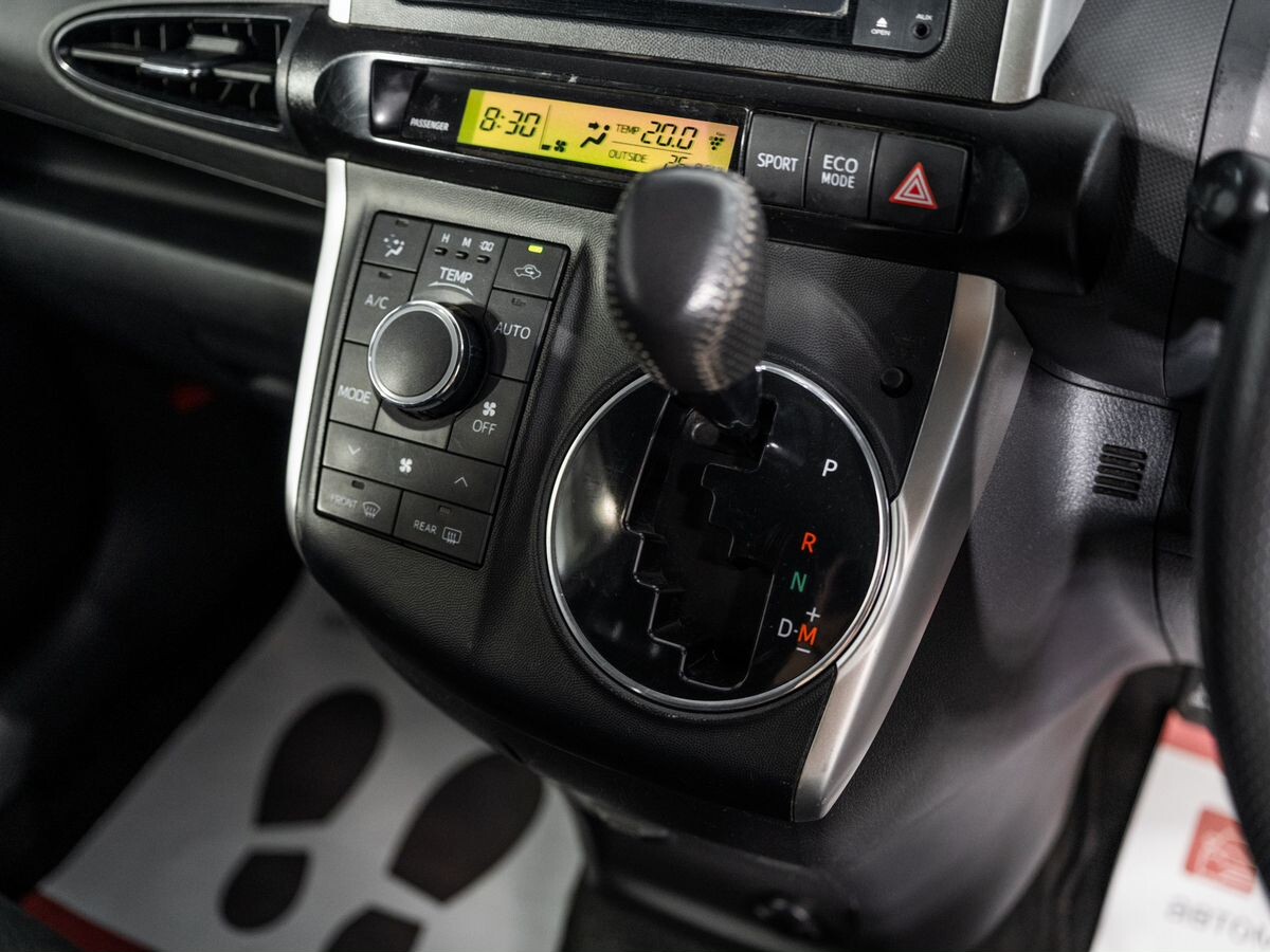 Toyota Wish 2012 - фото автомобиля