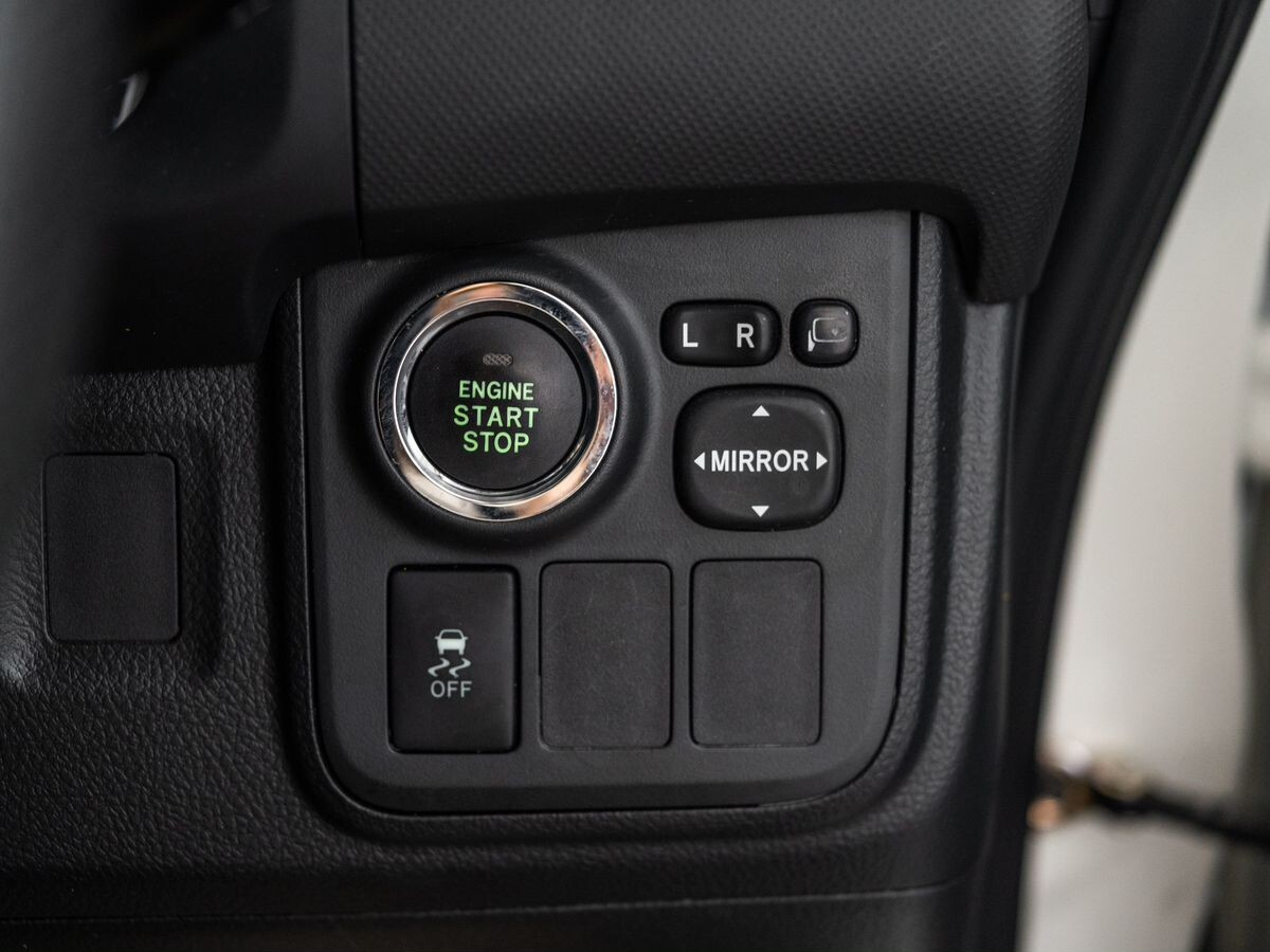 Toyota Wish 2012 - фото автомобиля