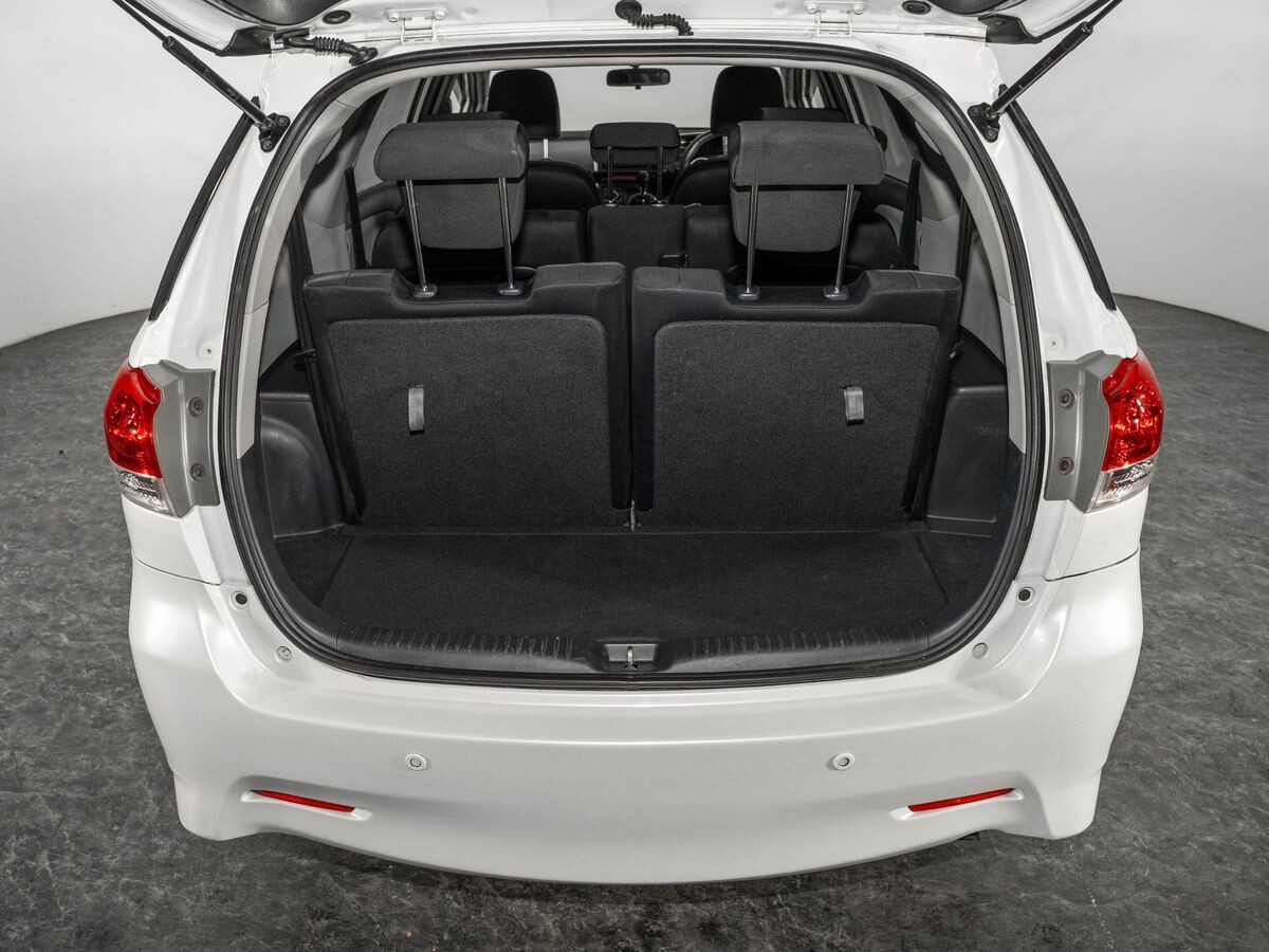Toyota Wish 2012 - фото автомобиля