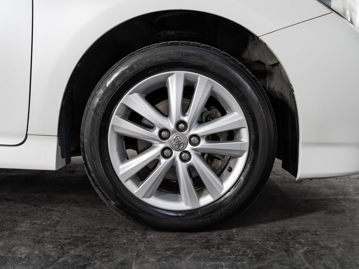 Toyota Wish 2012 - фото автомобиля