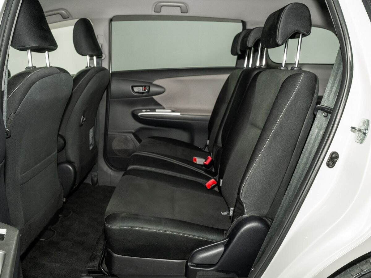 Toyota Wish 2012 - фото автомобиля