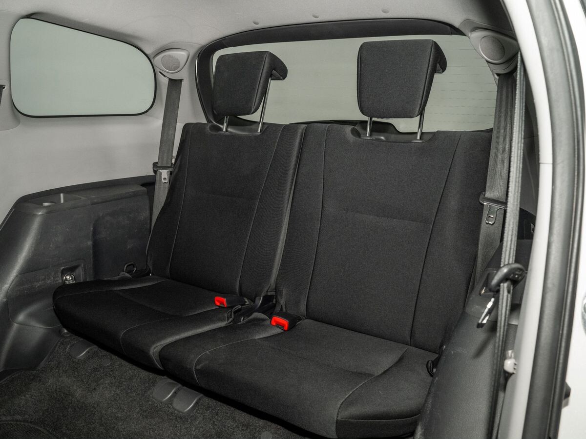 Toyota Wish 2012 - фото автомобиля