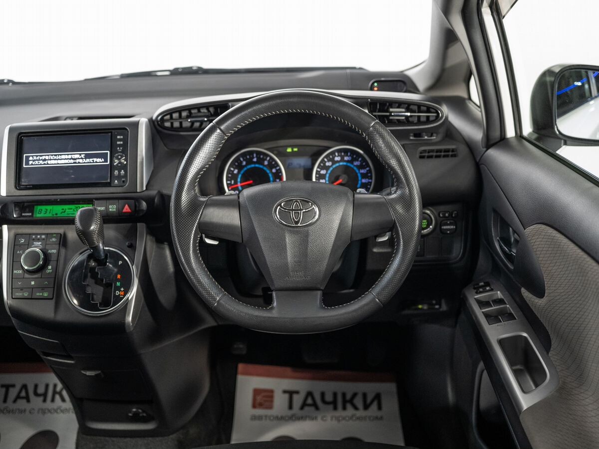 Toyota Wish 2012 - фото автомобиля