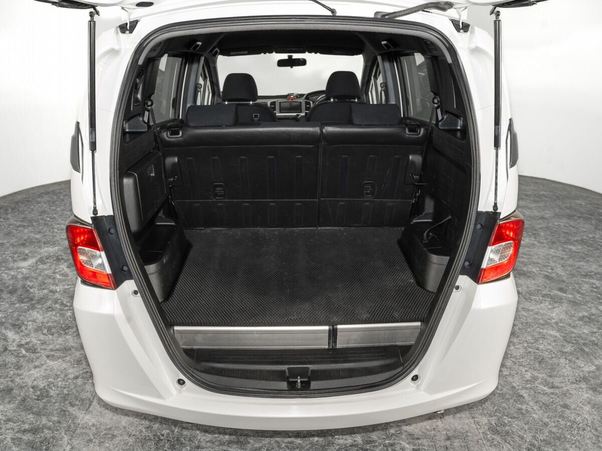 Honda Freed Spike 2010 - фото автомобиля