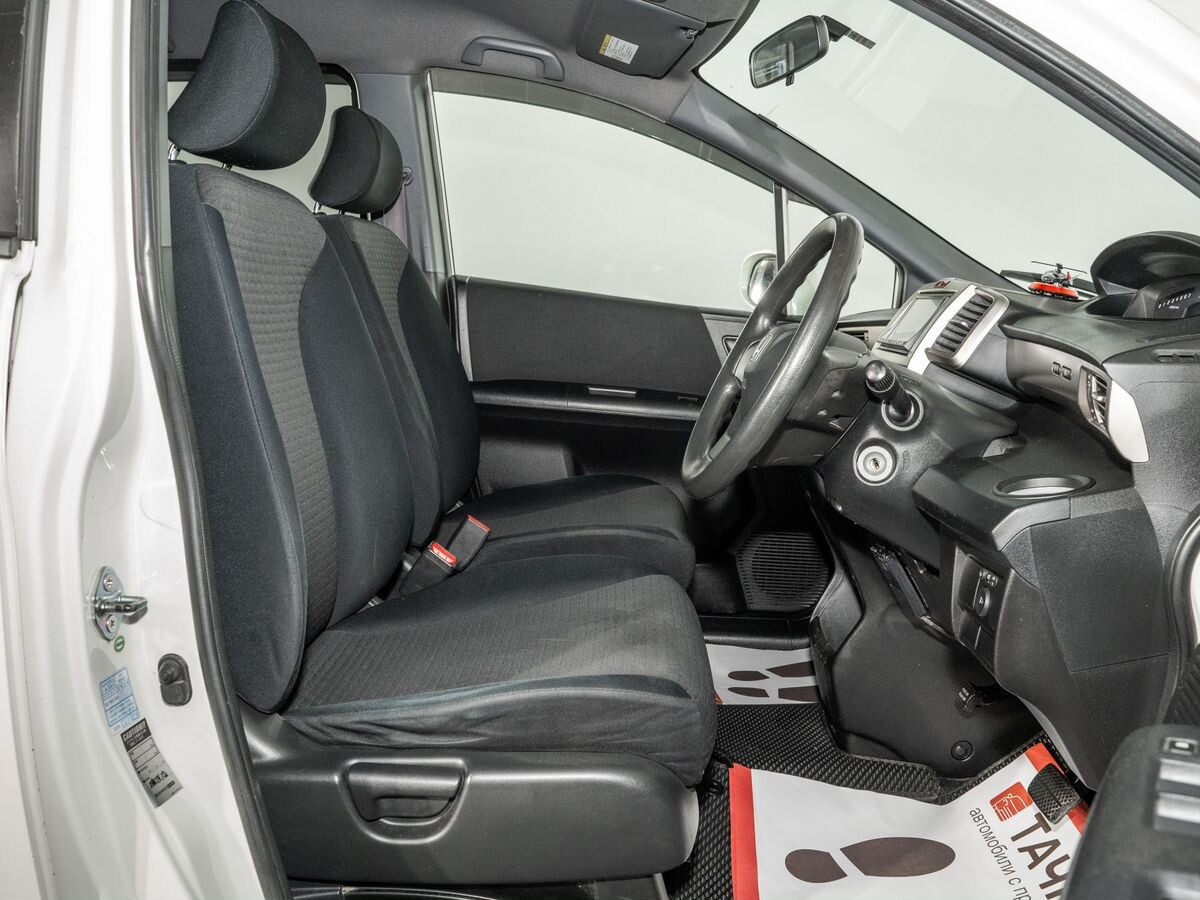 Honda Freed Spike 2010 - фото автомобиля