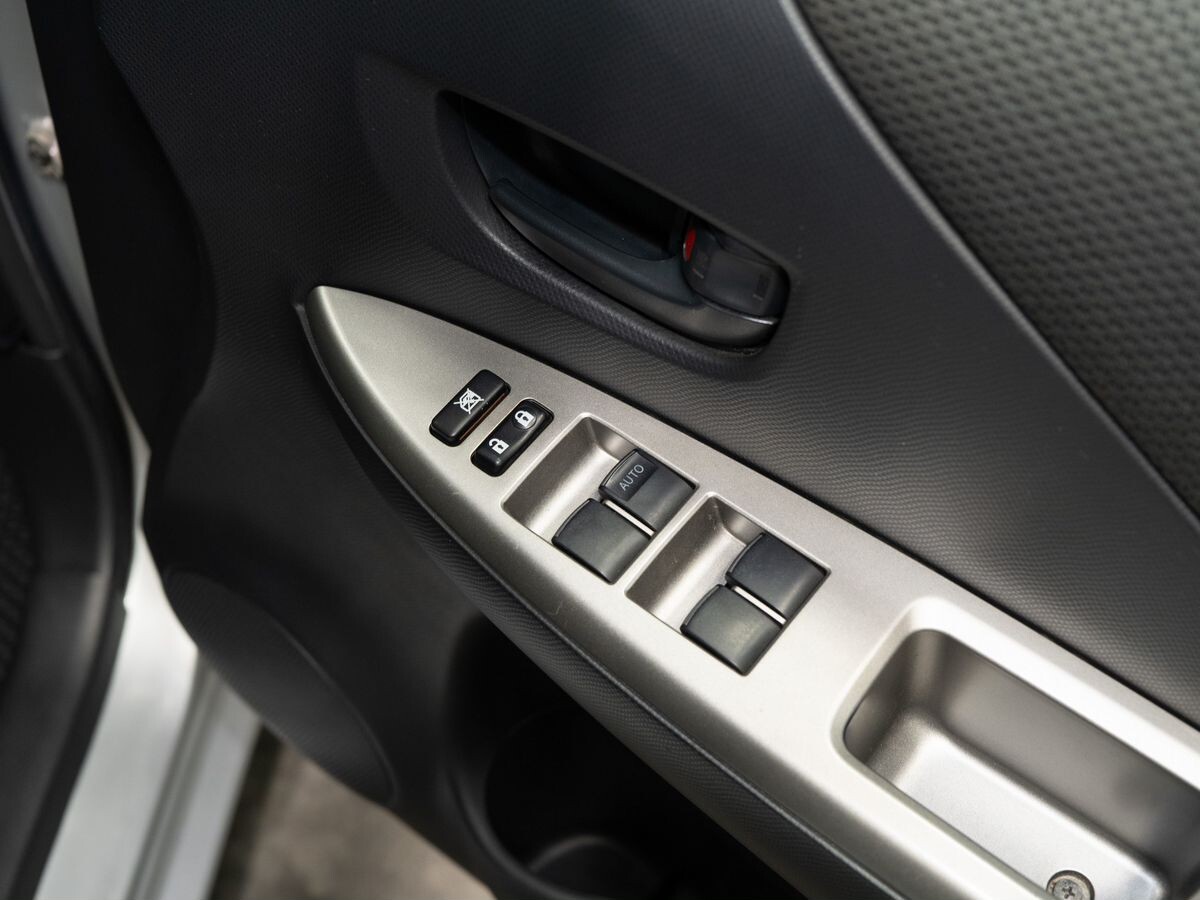 Toyota Ractis 2010 - фото автомобиля