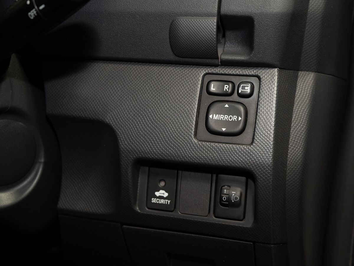 Toyota Ractis 2010 - фото автомобиля