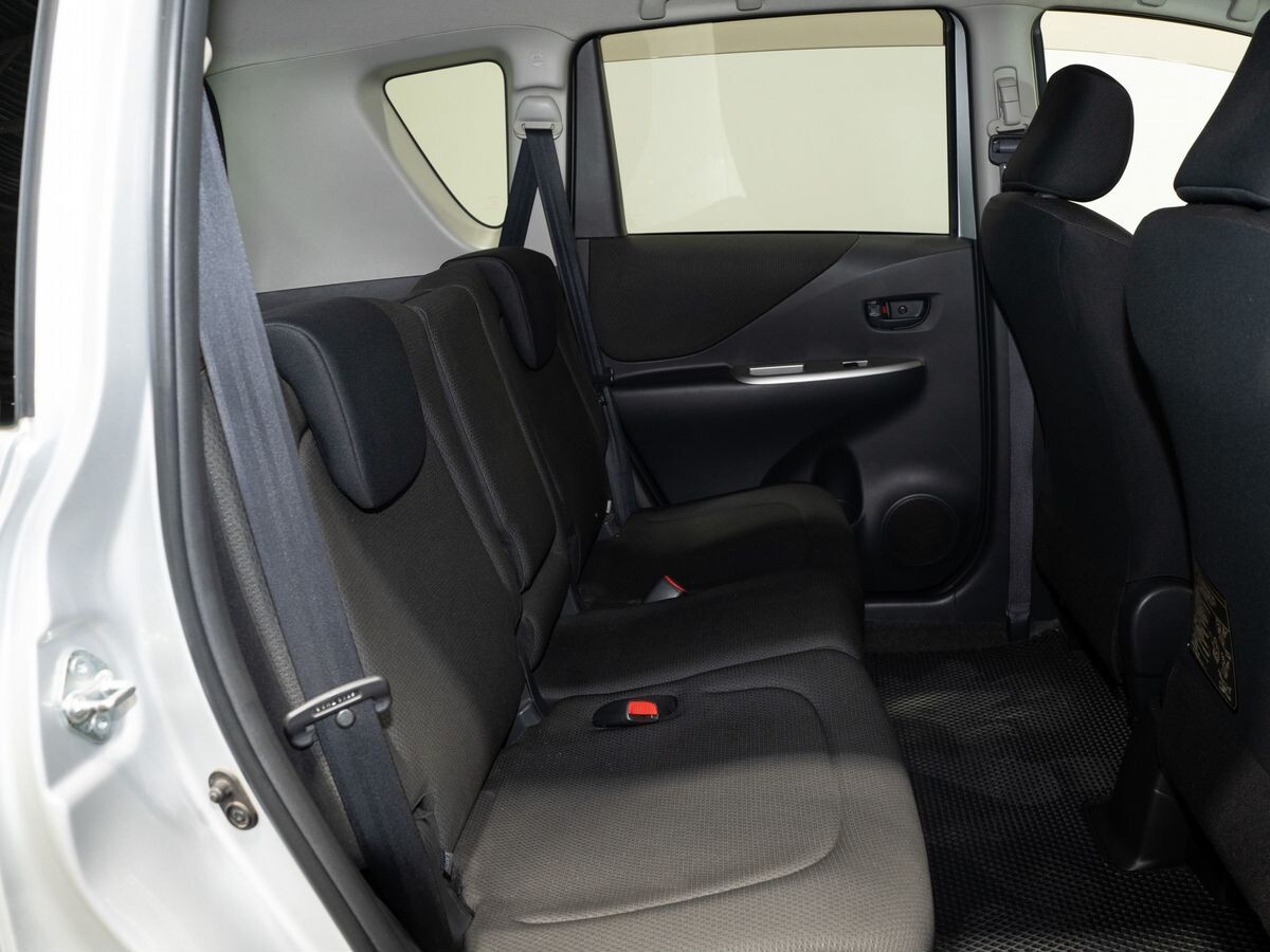 Toyota Ractis 2010 - фото автомобиля
