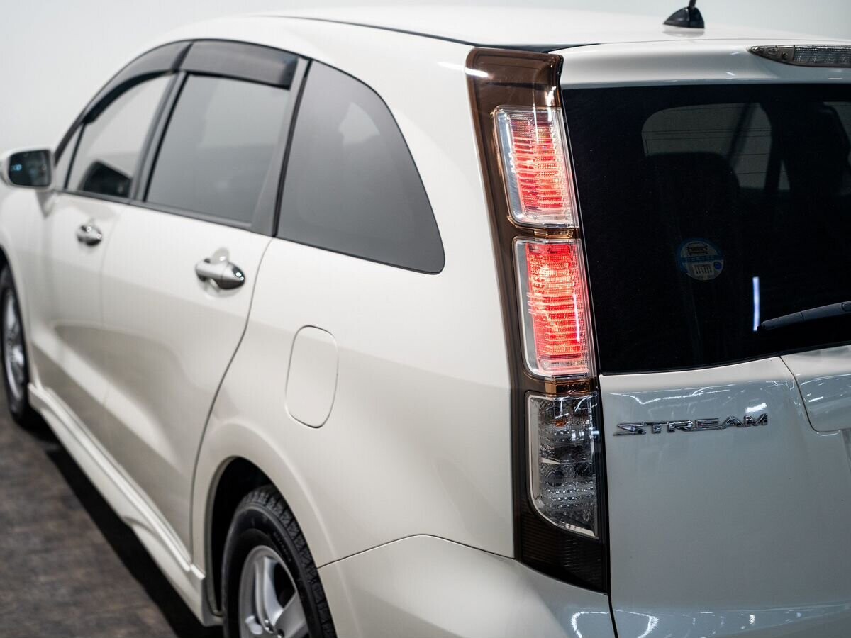 Honda Stream 2010 - фото автомобиля