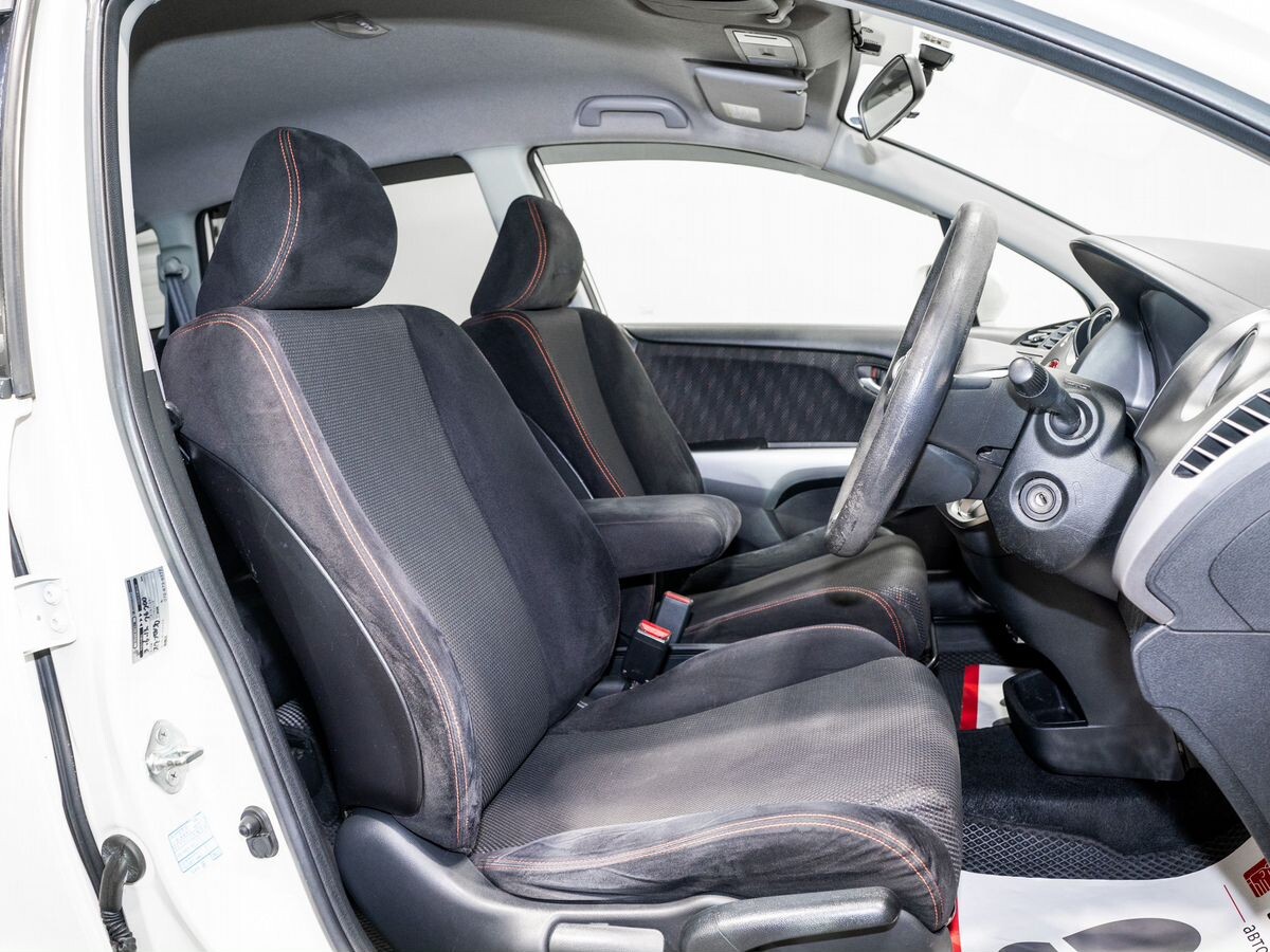 Honda Stream 2010 - фото автомобиля