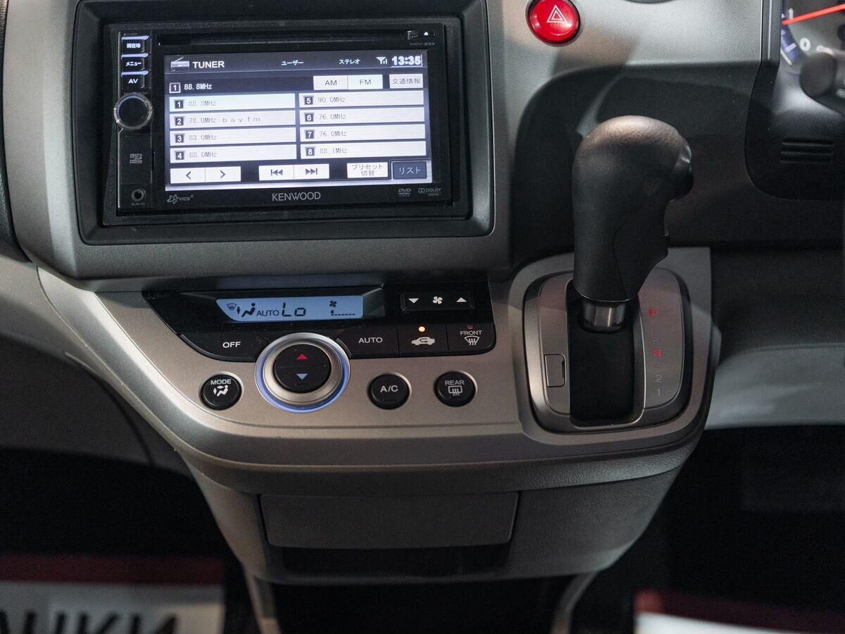 Honda Stream 2011 - фото автомобиля