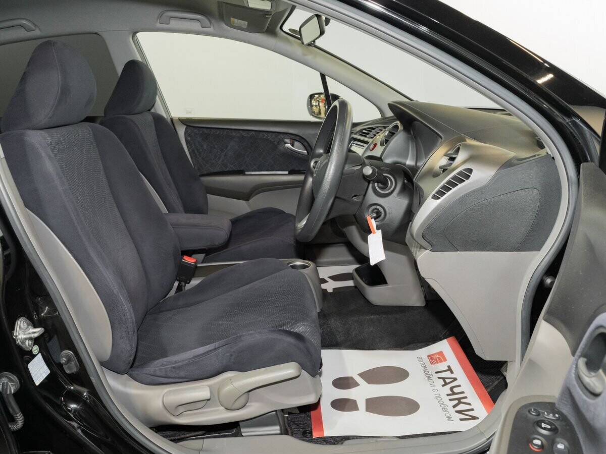 Honda Stream 2011 - фото автомобиля