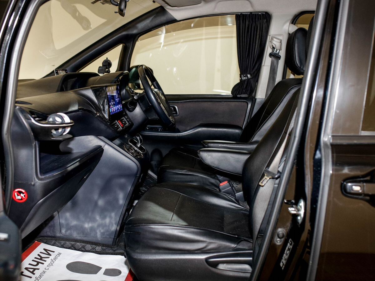 Toyota Voxy 2014 - фото автомобиля