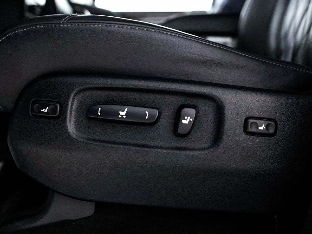 Lexus LX570 2020 - фото автомобиля