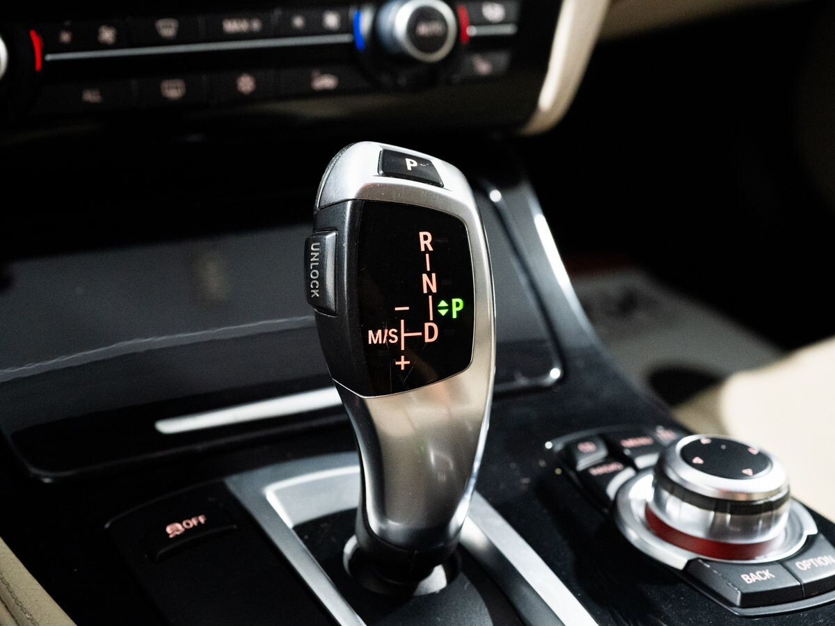 BMW 5-Series 2010 - фото автомобиля