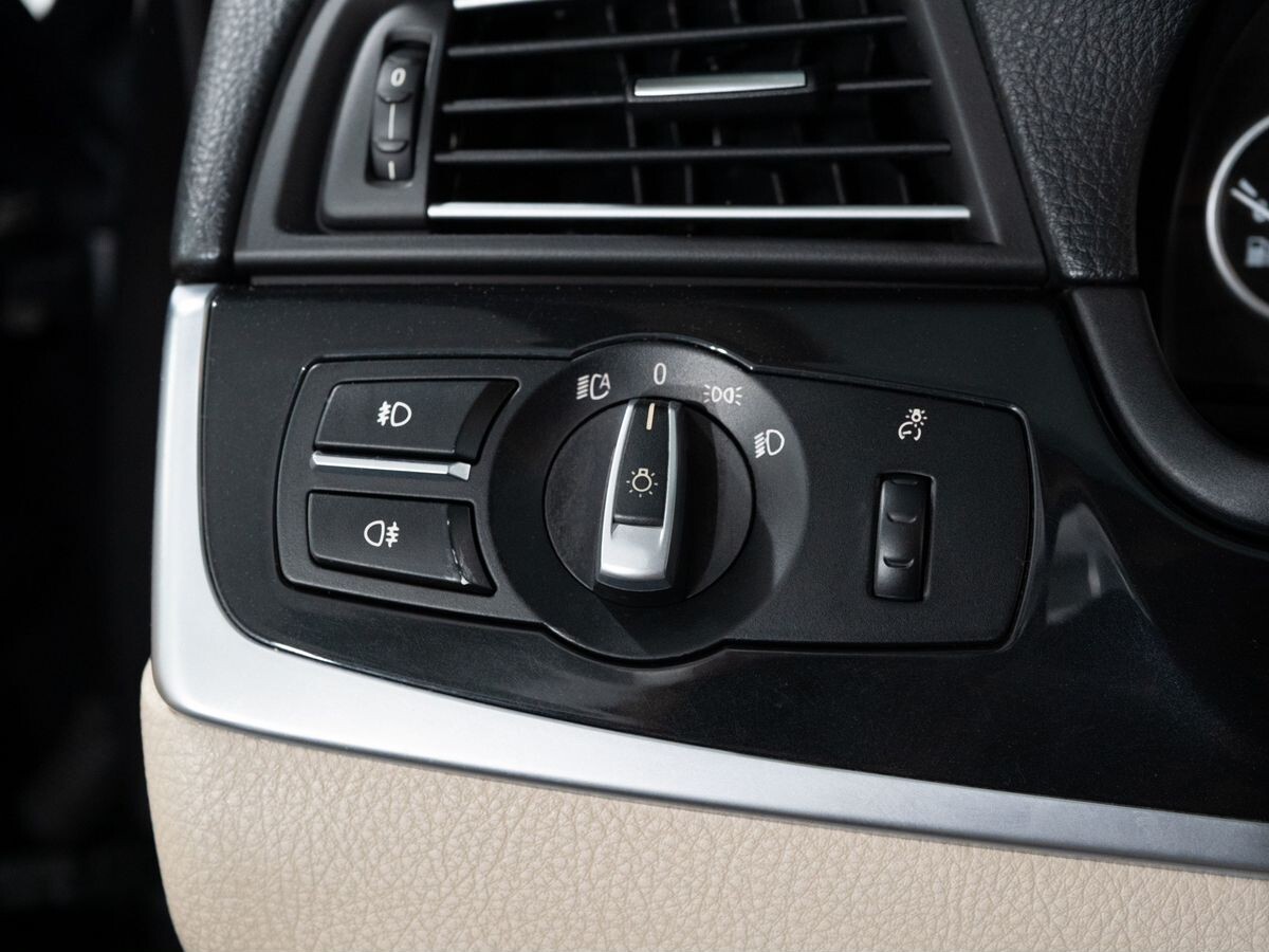 BMW 5-Series 2010 - фото автомобиля