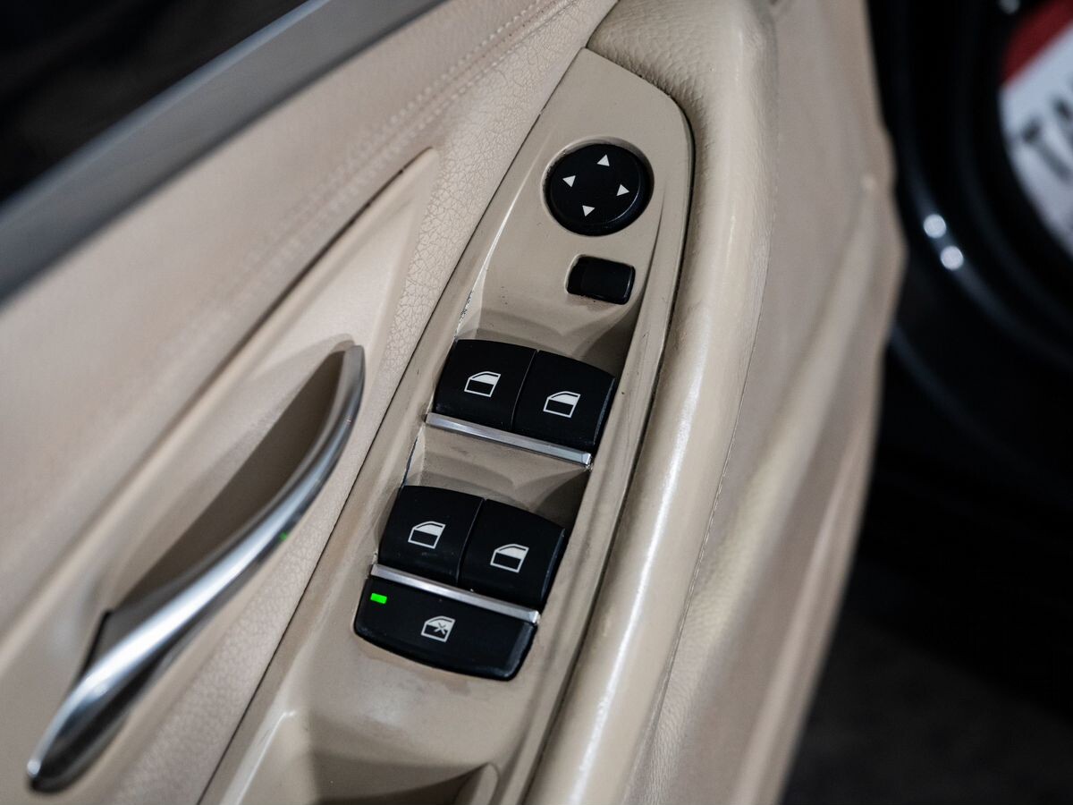 BMW 5-Series 2010 - фото автомобиля
