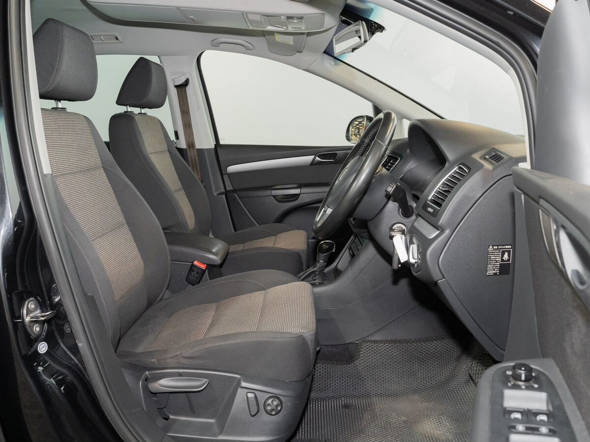 Volkswagen Sharan 2011 - фото автомобиля