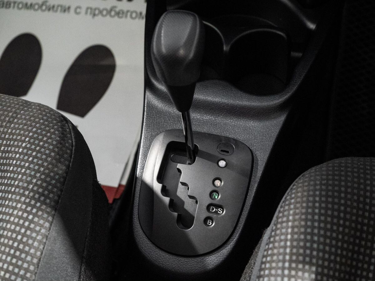 Toyota Vitz 2017 - фото автомобиля