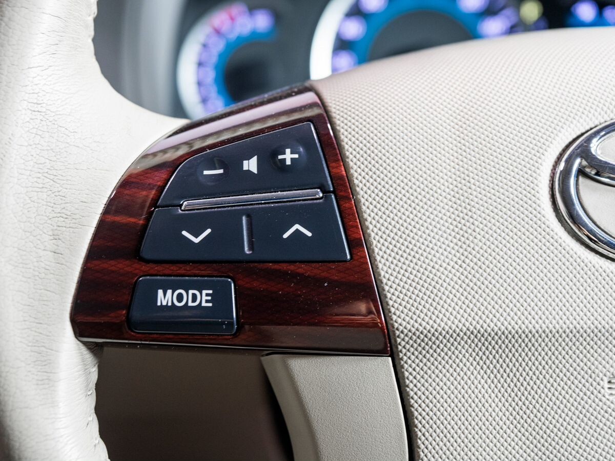 Toyota Isis 2012 - фото автомобиля