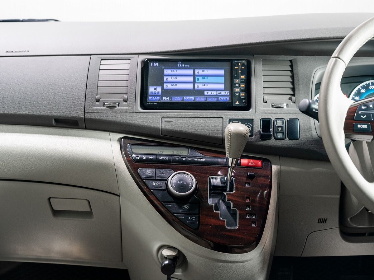 Toyota Isis 2012 - фото автомобиля