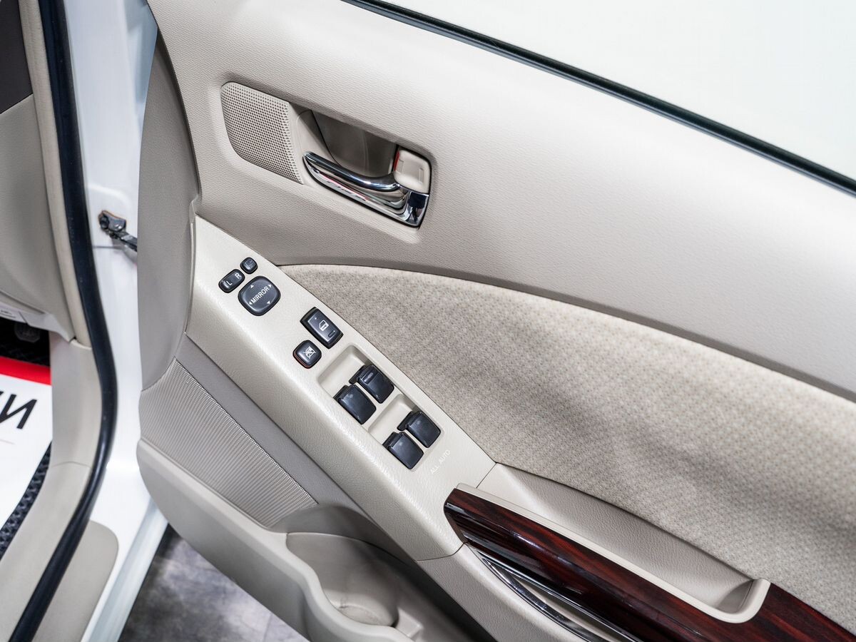 Toyota Isis 2012 - фото автомобиля